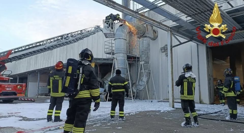 I Vigili del fuoco intervengono nell'area dell'incendio