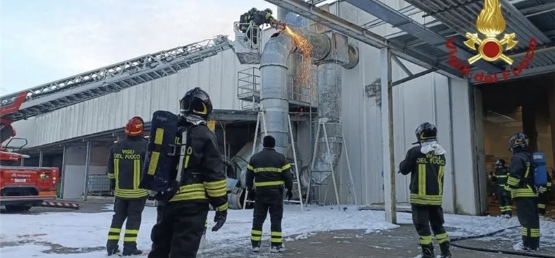 Incendio presso fabbrica materiali plastici - Pian d'Assino, comune di Umbertide